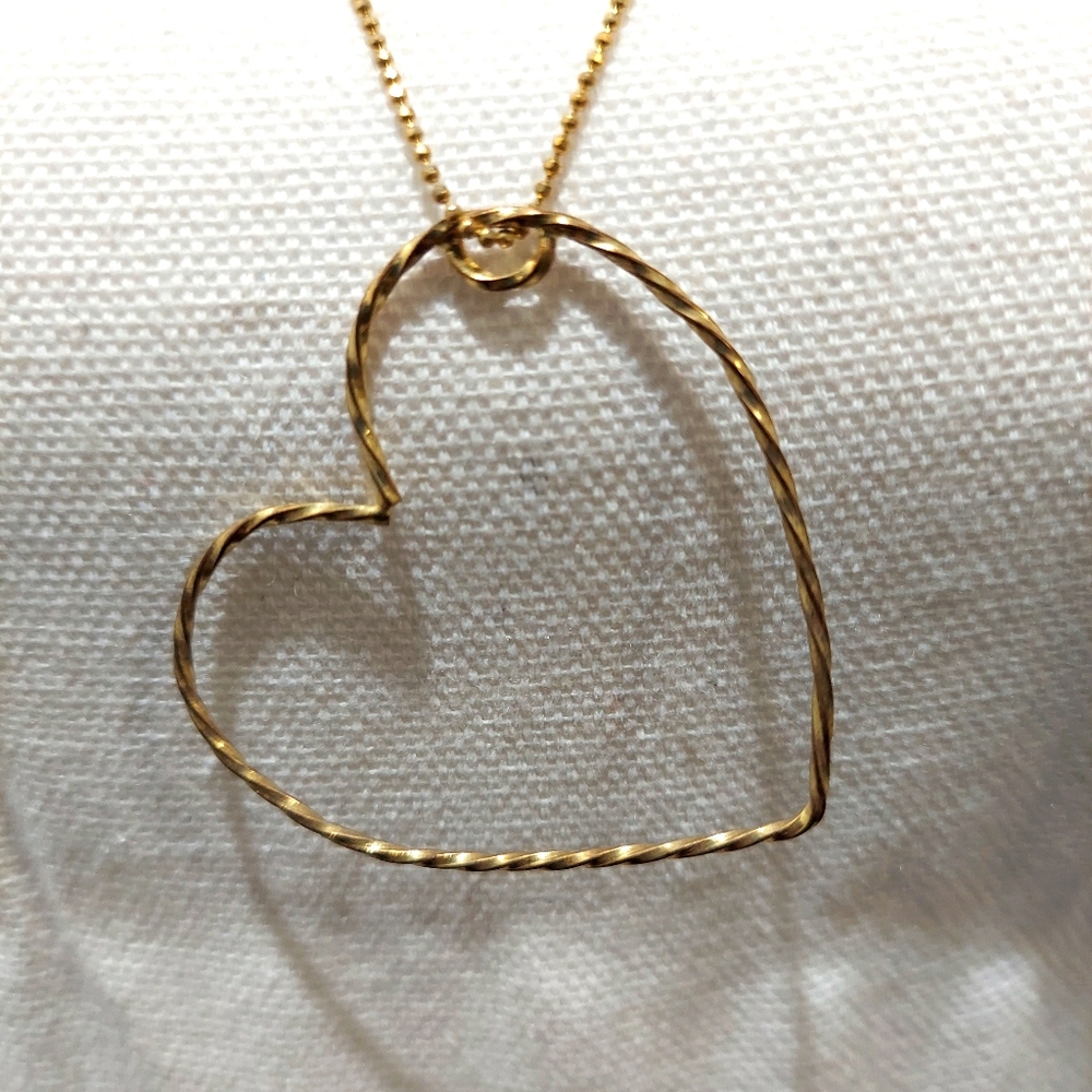 Gold toned lightweight heart necklace! NWT
